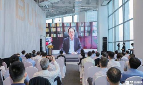 bianoti专家独家揭秘：以太坊钱包更改密码的终极秘诀/bianoti
以太坊, 钱包, 更改密码/guanjianci

引言：数字货币时代的安全守护者
说真的，随着以太坊等数字货币的崛起，我们进入了一个前所未有的财富管理时代。但与此同时，安全性也变得愈发重要。想象一下，如果你的以太坊钱包被黑客攻破，那可真是“心痛得不行”。所以，定期更改密码成为了一项重要的安全措施。本文将为你提供一种简单、有效的方法来更改以太坊钱包的密码，确保你的数字资产安全无忧。

第一步：了解你的以太坊钱包类型
在你开始更改密码之前，首先要知道的是，以太坊钱包的种类。钱包大致可以分为三种：热钱包、冷钱包和纸钱包。热钱包通常比较容易用（比如Coinbase或MetaMask），但安全性相对较低；冷钱包（如Ledger或Trezor）是离线存储，安全性高但操作相对复杂；纸钱包则是写在纸上的地址和私钥，非常安全，但一旦丢失就无可挽回。
在这篇文章中，我们重点讨论热钱包，因为它们是用户最常用的。不过，不管你使用哪种钱包，定期更改密码都是一种良好的安全习惯。

第二步：准备工作
在更改以太坊钱包密码之前，有几个准备步骤你需要了解。你需要确保：首先，你能顺利访问你的钱包；其次，你的安全问题答案都记得清楚；最后，建议在一个安全的环境中进行这个操作，比如在家里，不要在公共场所进行。

第三步：登录你的钱包
现在让我们进入实操阶段，首先你需要打开你钱包的官方网站或应用，输入你当前的密码登录。记得输入时仔细点，防止打错。如果你总是忘记密码，可以考虑使用密码管理软件来帮助你记住重要的密码。

第四步：找到更改密码的选项
成功登录后，通常在界面的个人资料或设置选项里，你会看到“更改密码”或“安全设置”的选项。这个步骤可能会因为不同的钱包而略有不同，但大多都是比较直观的。

第五步：输入新密码
当你找到密码更改的选项后，系统会要求你输入当前的密码以及新密码。切记，新密码要复杂且不易被猜到，可以考虑使用大小写字母、数字和符号的组合。比如“P@s5W0rd123”听起来就比“password”强多了，对吧？想想你的安全性，别偷懒哦！

第六步：确认新密码
通常钱包会要求你再次输入新密码以确认。这个过程有点像双重保险，确保你没有输入错误。所以，一定要认真对待这一步！

第七步：完成更改
最后，一旦确认无误，你就可以点击“更改密码”或“确认”按钮。系统可能会给你一条通知，提示密码已成功更改。此时，可以试试用新密码登录一下，确保一切都正常。

额外的安全措施
恭喜你完成了密码更改，接下来我们来谈谈一些额外的安全措施，你可能还想要采取。比如，开启双重认证（2FA）是个不错的选择。这种方法增加了一层保护，即便有人获得了你的密码，还不能轻易登录。可以考虑使用Google Authenticator或Authenticator等应用来实现。
同时，定期检查你的交易记录，确保没有异常活动。如果发现可疑事务，要立即采取措施，可能包括更改密码、启动冷钱包或联系平台客服调查。

总结：保护财富的责任在你
无论数字货币的市场波动如何，保护自己的资产始终是用户的责任。希望通过本文，你能够更加熟练地更改赢得信任的以太坊钱包密码，并学习到一些其他的安全措施，确保你的数字资产如同一块宝藏般受到良好的保护。
当然，如果在更改过程中遇到任何问题，别忘了查阅官方帮助中心或者寻求专业技术的帮助。至此，祝你的数字货币之路一路顺风，稳稳当当！

常见问题解答
strong1. 如果我忘记了以太坊钱包的密码怎么办？/strong
这的确是个麻烦，但不同钱包的恢复机制不同。一般来说，可以通过备份的种子短语、助记词或安全问题来找回你的钱包。

strong2. 以太坊钱包密码需要多久更改一次？/strong
建议每隔三个月变更一次密码，或者在有可疑活动时及时更改。这样做能够最大程度地保障你的资产安全。

strong3. 可以使用相同的密码吗？/strong
为了安全起见，尽量避免使用相同的密码在不同平台之间。每个账户最好有独特的密码，这样即便其中一个账户被攻破，其他账户也能保持安全。

总之，保护数字资产并不复杂，只要你采取了正确的步骤，每个人都可以成为自己财产的守护者！希望这篇文章对你有所帮助。